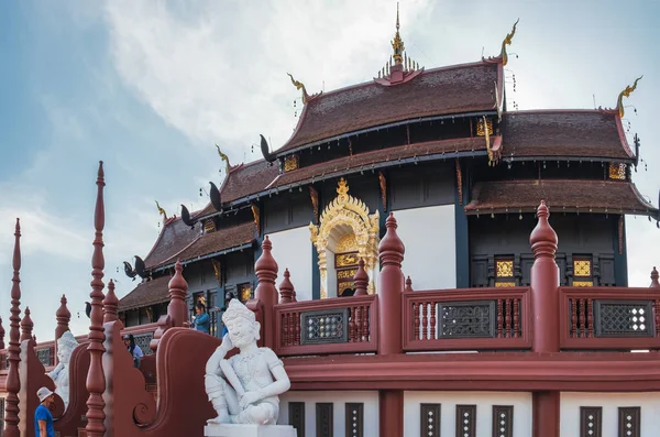 Chiang Mai Tailandia Febrero 2018 Los Turistas Caminan Disfrutan Las —  Fotos de Stock