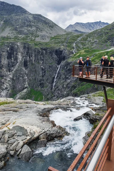 Trollstigen Norway July 2018 Tourists Walk Take Photos Enjoy Views — Stock Photo, Image