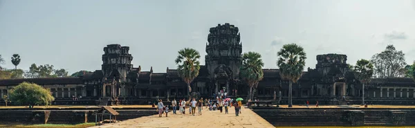 Turyści odwiedzają do Angkor Wat, Kambodża. — Zdjęcie stockowe