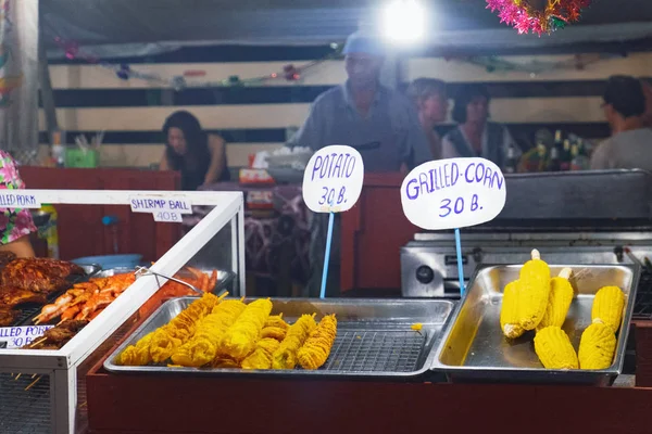 ナイト マーケット、Khao Lak、タイでの販売のための食糧 — ストック写真