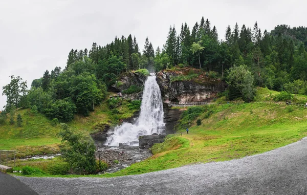 Steine, ノルウェーの Steinsdalfossen 滝 — ストック写真