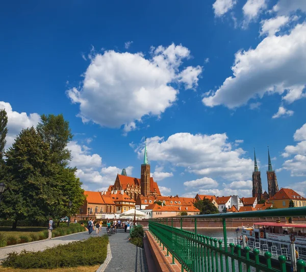Puente y muelle de Tumski en Wroclaw, Polonia — Foto de Stock