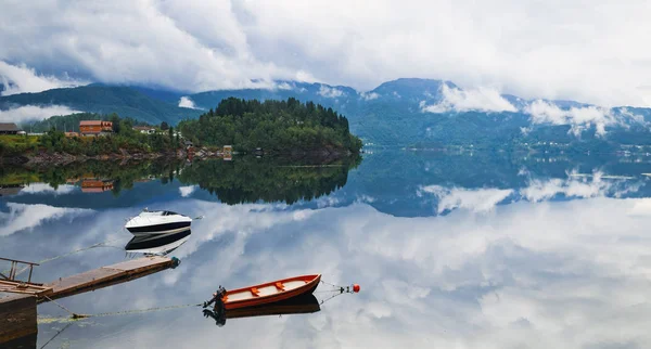 Dos barcos solitarios en aguas tranquilas de fiordo, Noruega —  Fotos de Stock