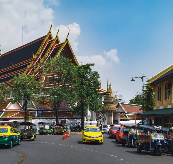 Tailandês Táxi e Tuktuk Estacionamento perto de Wat Pho, Bangkok — Fotografia de Stock