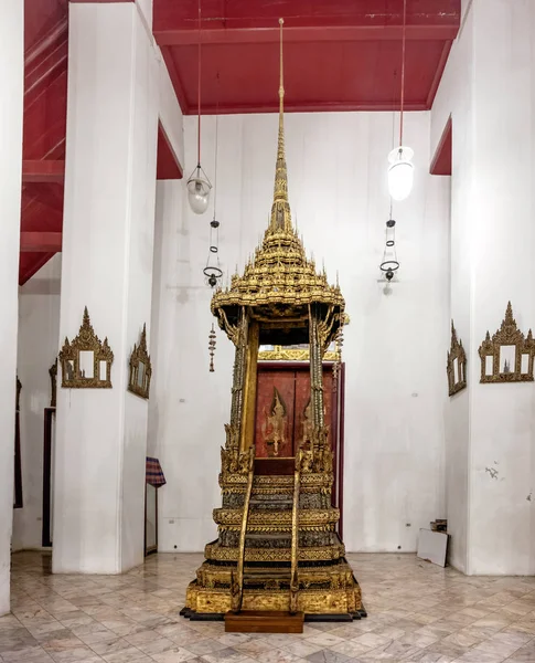 Buddhist temple, interior of Wat Pho public temple, Bangkok, Thailand. — Stock Photo, Image