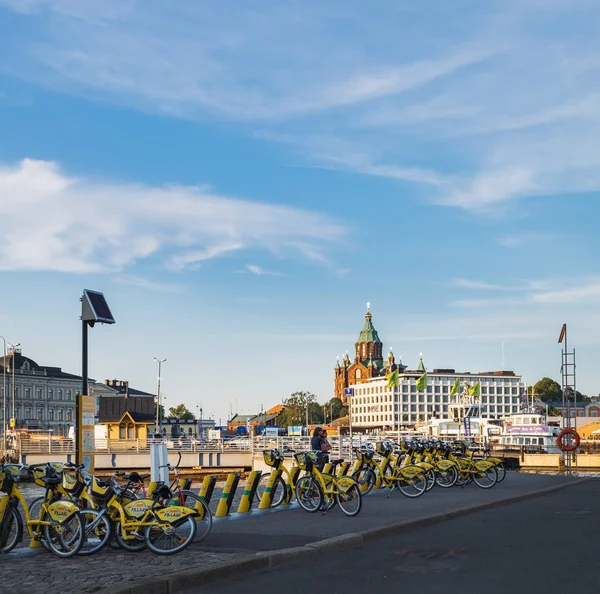 Kerékpárok parkolnak az Old Town Helsinkiben, Finnországban — Stock Fotó