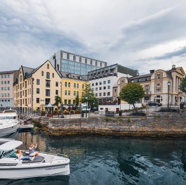 Моторная лодка с туристом в Алесунне, Норвегия — стоковое фото