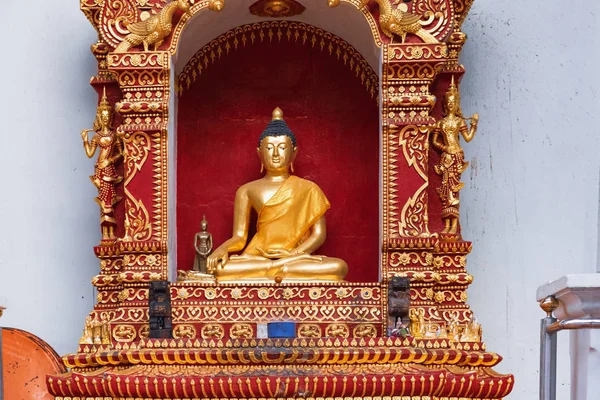 Statue de Bouddha dans le temple bouddhiste thaïlandais — Photo
