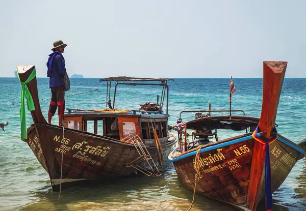 Pequenos barcos de pesca tailandeses atracados na praia de Krabi — Fotografia de Stock