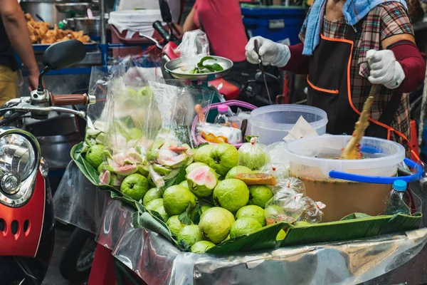 Guava fruit for sale at Thai street market — Stock Photo, Image