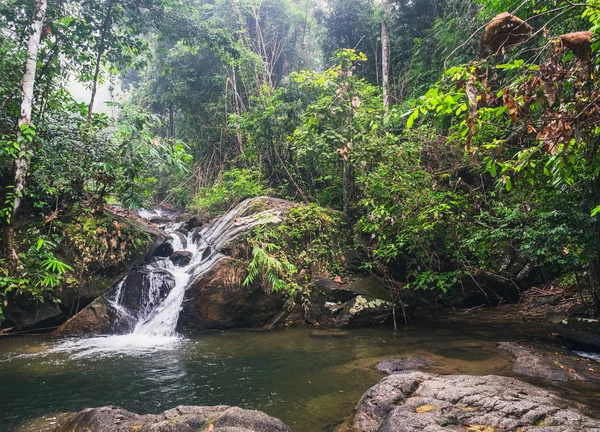 Waterval bij Thai Khao Lak-lam ru National Park — Stockfoto