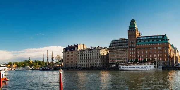 Nybrokajen na nábřeží ve Stockholmu, ve Švédsku. — Stock fotografie