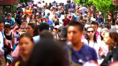 Chiapas, Meksika-Ağustos 2018 (ağır çekim) yaklaşık: turistler ve yerel halkın San Cristobal de Las Casas sokakta yürümek. Take 2