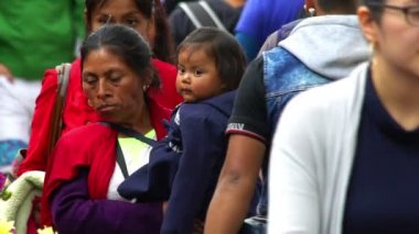 Chiapas, Meksika-Ağustos 2018 (ağır çekim) yaklaşık: yerli kadın bebeğini taşıyan yürür San Cristobal de Las Casas sokakta.