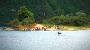 Chiapas, Meksika-Ağustos 2018 yaklaşık: günlük tekne turist gelmesi için bir lagün Milli parkta Montebello lagün ortasında bir ada.