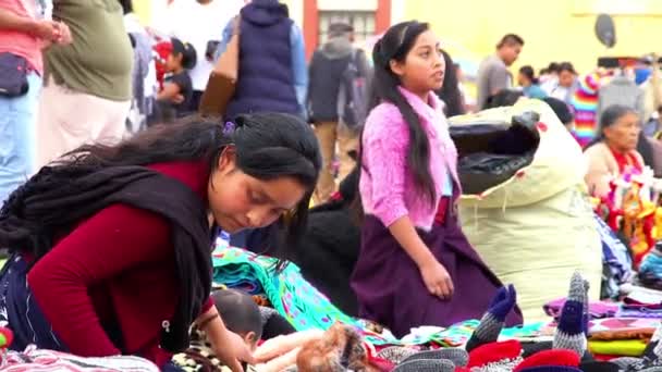 Las mujeres indígenas comerciantes ofrecen ropa TAKE 2 — Vídeo de stock