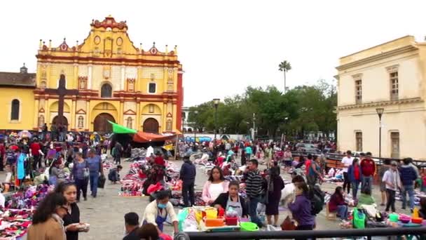 Las mujeres indígenas comerciantes ofrecen ropa TAKE 5 — Vídeo de stock