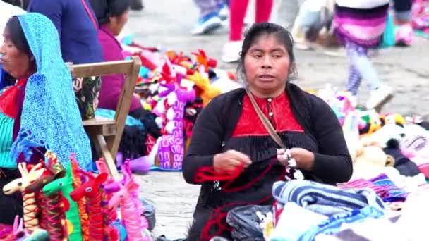 Chiapas Mexikó Augusztus 2018 Körül Bennszülött Előkészíti Piros Fonalat Szövik — Stock videók