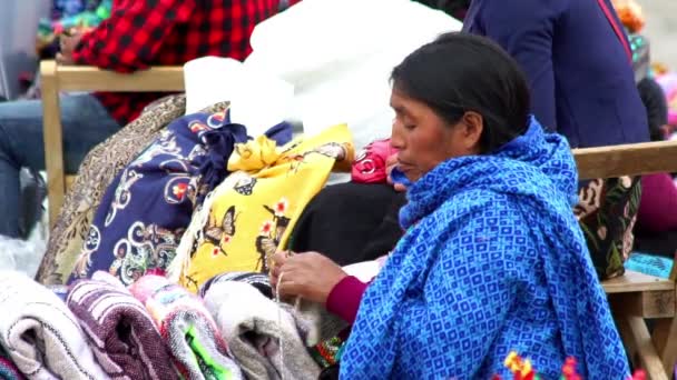 Chiapas Mexico Circa August 2018 Indigenous Woman Weaving Sweater Sell — Stock Video