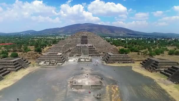 Vista aérea de la "pirámide lunar" en Teotihuacán — Vídeos de Stock