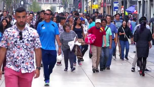 Kerumunan orang berjalan melalui jalan. MOSI TAKE3-SLOW — Stok Video