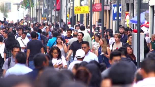 Kerumunan orang berjalan melalui jalan. MOSI TAKE7-SLOW — Stok Video