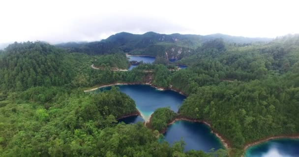 Superbe vue sur les drones des lagunes de Cinco Lagos. — Video