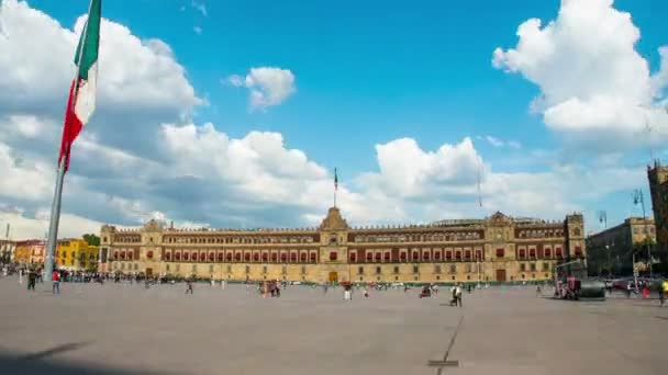 Hyperlapse の宮殿のメキシコ国立光沢のある日で 旗が舞います メキシコ 魅力的な観光の最も重要な歴史的建造物の一つです — ストック動画