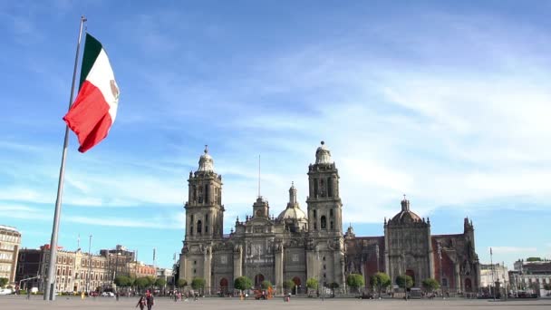 メキシコシティ大聖堂の美しい景色をメキシコの旗が風に揺れます スローモーション — ストック動画