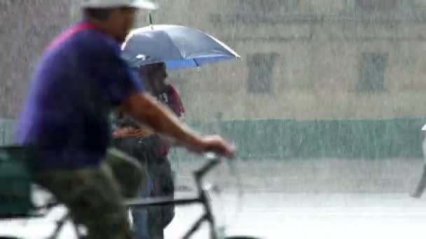 墨西哥城 墨西哥 大约2018年10月 一对夫妇在雨中散步 他们用雨伞保护自己 慢动作 — 图库视频影像