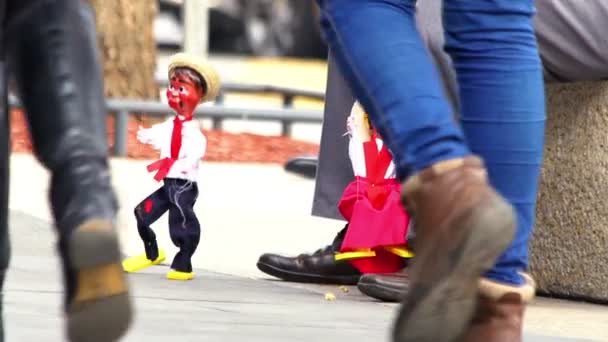 Eine Marionette der "cantinflas" tanzt auf der Straße. — Stockvideo