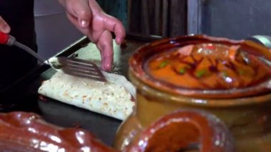 Bir kadının elleri bazı Mısır quesadillas yemek.