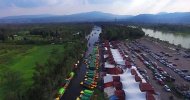 İnsanlar bir Trajinera (Sal) seyahate Xochimilco Gölü kanallar zevk. Pier Cuemanco, birçok Rafts'ı havadan görünümü kıyıya demirlemiş. Bu çekici bir göldür turistik Mexico.Take3