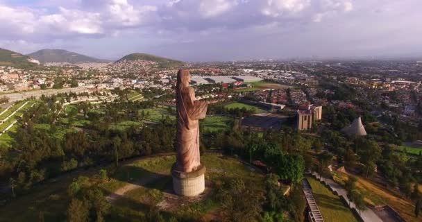メキシコシティ メキシコ 2018年 月年頃 メキシコ市郊外の墓地の空撮 イエス キリスト像の巨大な墓地をフレームします 距離でメキシコ シティを見ることができます Take3 — ストック動画