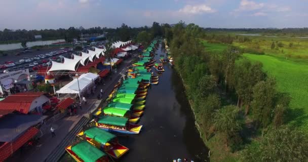 ソチミルコ湖の運河の Trajinera いかだ の旅を楽しむ人 Cuemanco 多くのいかだの空撮は 海岸に固定されています この湖は魅力的な Mexico Take2 — ストック動画