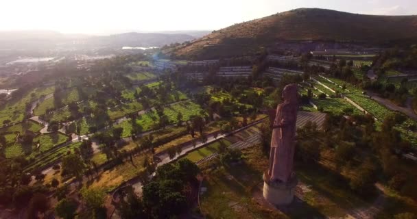 メキシコシティ メキシコ 2018年 月年頃 メキシコ市郊外の墓地の空撮 イエス キリスト像の巨大な墓地をフレームします 距離でメキシコ シティを見ることができます Take2 — ストック動画