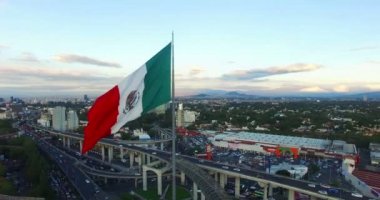 Bir büyük Meksika bayrağı sallayarak havadan görünümü. Mexico City arka kapağı transparan, panoramik görünümünde. 3 numara