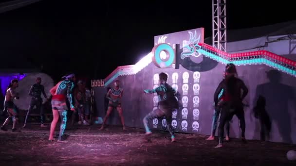 Мехико Октябрь 2018 Мужчины Ацтекской Одежде Играют Мяч Помощью Локтей — стоковое видео