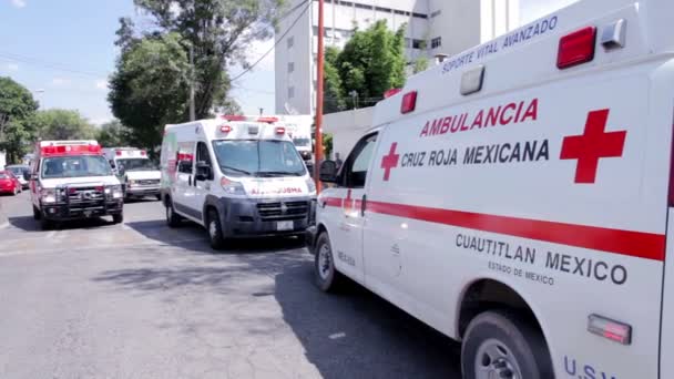 墨西哥城 梅克斯 Orca 2017年9月 9日地震发生后 医院外的一些红十字会救护车准备将病人送往其他医院 — 图库视频影像