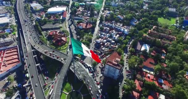 巨大なメキシコの旗がなびくか メキシコシティ郊外の空撮 高速道路と後ろにいくつかの郊外 テイク — ストック動画