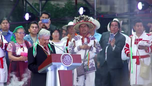 メキシコシティ 2018 アンドレス ロペス Obrador は憲法広場にメキシコ大統領として彼のプレゼンテーション中に人に話します 戻って先住民族の代表は彼を聞く — ストック動画