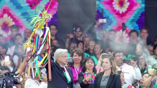 Mexiko Stadt 2018 Andres Manuel Lopez Obrador Hält Und Zeigt — Stockvideo