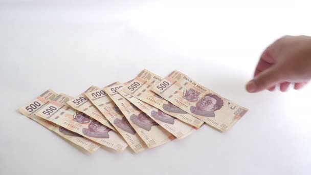 Sporo 500 Meksykańskie Peso Rachunki Przenoszone Przez Rękę Wziąć — Wideo stockowe