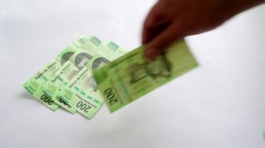 Bir sürü 200 $ Meksika Pezosu fatura bir el tarafından ağırladı. Çekim 1