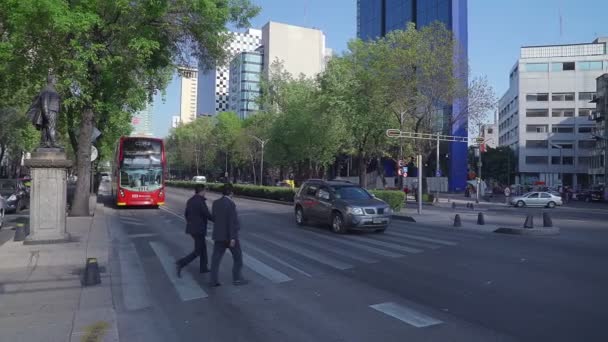 墨西哥城 2019年1月 人们在市中心的大街上鸣叫 政府正在城市中改变交通服务和行人权利 使其更有效率 对环境有帮助 — 图库视频影像