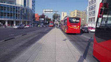 Mexico City, Ocak 2019. Otobüs bir grup geliyor ve düzenlenecek metrobus durağı yola. Hükümet onları daha verimli, çevre yardım yaparak mobilite Hizmetleri şehirde değişiyor.