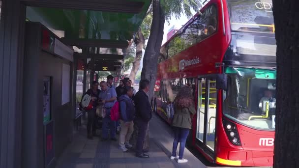 mexiko-stadt, januar 2019. die menschen gehen ein und aus der metrobusstation, in der innenstadt. Der Staat verändert die Mobilitätsdienste in der Stadt, macht sie effizienter und hilft der Umwelt. take 1