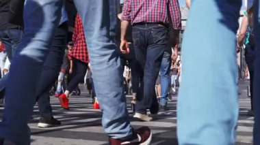 MEXICO ŞEHRİ, HAZİRAN 2019 (Yavaş Hareket). Yürüyen ve caddeden geçen insanlar. İnsanların bacaklarına ve ayakkabılarına öznel bir bakış açısı. TAKE5