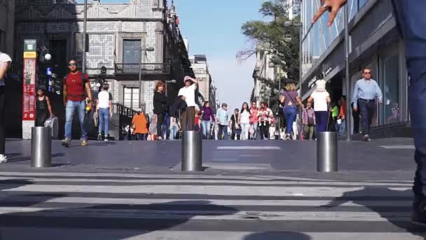 Cidade México Junho 2019 Low Motion Dolly Pessoas Caminhando Atravessando — Vídeo de Stock