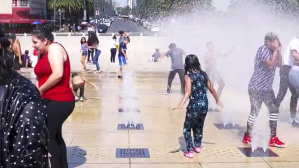 Mexico City 2019年6月 スローモーション パン右 輝く日の子供たちは 革命広場でジャンプフォントの水を楽しんでいます テイク3 — ストック動画